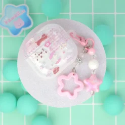 Airpodfodral med Bag Charm - Pink Pastel & Stars