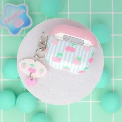 Airpodfodral med Bag Charm - Stripes & Berries