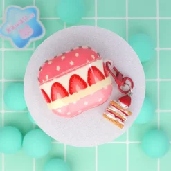 Airpodfodral med Bag Charm - Strawberry Cheesecake