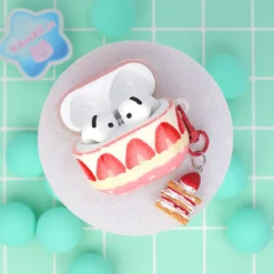 Airpodfodral med Bag Charm - Strawberry Cheesecake