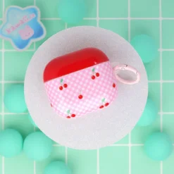 Airpodfodral med Nyckelring - Gingham Cherries