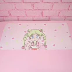 Rosa skrivbordsunderlägg - Sailor Moon äter nudlar