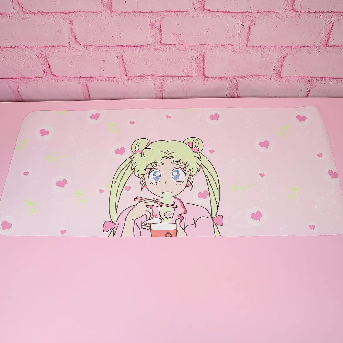Rosa skrivbordsunderlägg - Sailor Moon äter nudlar