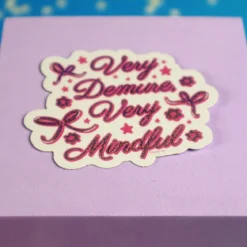 Stor sticker - Very demure